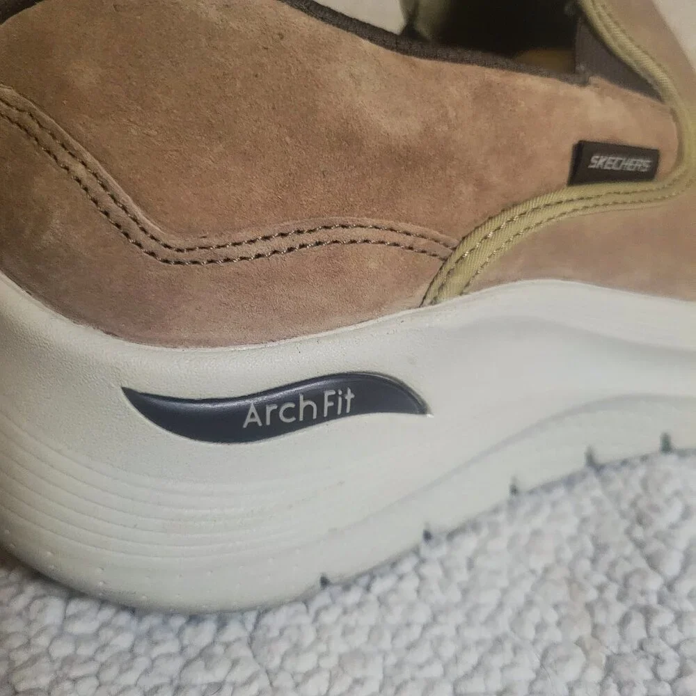 Skechers Arch Fit 2.0 Engrain Lt. Brown Suede - Men's size 7